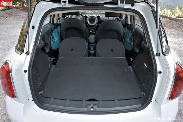 Широкий проем с мини-ступенькой, правильная форма и складываемые вровень с полом спинки задних сидений. Никогда еще багажник Mini не был столь удобным и вместительным!
