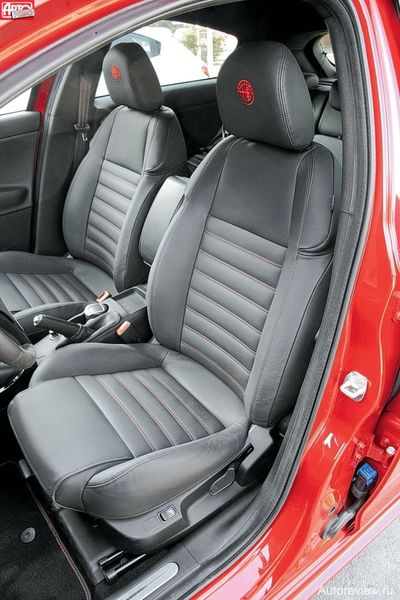Фирменные альфовские «ребра» на креслах стали поперечными. Профиль неплох, но боковой поддержки недостает, а застегнутый ремень безопасности почти полностью перекрывает доступ к барашку регулировки угла наклона спинки