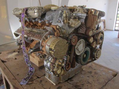 Дизайнер построил V12 из дерева и камня