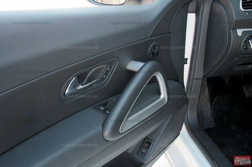 Треугольные дверные ручки &mdash; все, что осталось в салоне от дизайнерского буйства концепт-кара Iroc. Качество пластика &mdash; хуже, чем в целом по салону. Фото Никиты Гудкова с сайта 