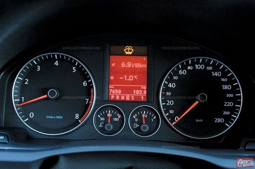 Ясные приборы с нелинейной шкалой спидометра &mdash; и не скажешь, что они от &laquo;пятого&raquo; Гольфа..Volkswagen Scirocco. Фото Никиты Гудкова с сайта 