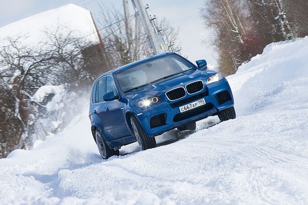 На скользком покрытии BMW X5 M демонстрирует ярко выраженную избыточную поворачиваемость