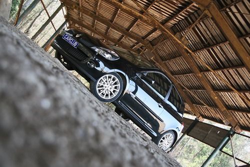 Renault  Clio  RS &ndash; это не вычурная  Opel   Corsa  OPC, всем своим видом кричащая о своих 192 л.с. под капотом, а вполне скромный, но по настоящему &laquo;горячий&raquo; хэтчбек. Фото с сайта 