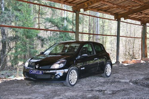 Тормозные механизмы Brembo с 312-миллиметровыми дисками и четырёхпоршневыми суппортами просто шикарные! ABS и система стабилизации работают эффективно, но деликатно. На высокой скорости  Clio  RS четко держит прямую, не требуя лишней корректировки траекто