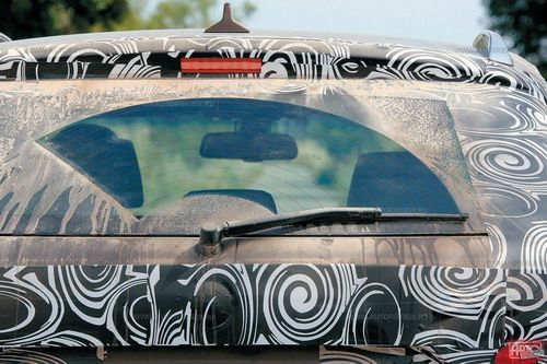 Токообогрев заднего стекла необычен: нити расположены концентрично и только в зоне очистки дворником. Фото BMW с сайта 