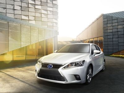 Lexus показал обновленную модель CT200h