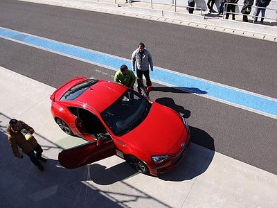 Nissan назвал Subaru BRZ машиной для пенсионеров