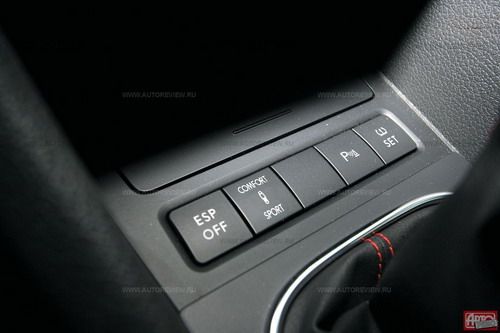 Кнопкой Sport-Comfort выбирается один из трех, включая «нормальный», режимов работы амортизаторов, причем в «спорте» увеличивается и усилие на руле. Кроме того, есть индикатор низкого давления в шинах, а за доплату можно заказать даже «автопарковщик» Park Assist. На GTI! Фото Павла Карина с сайта 