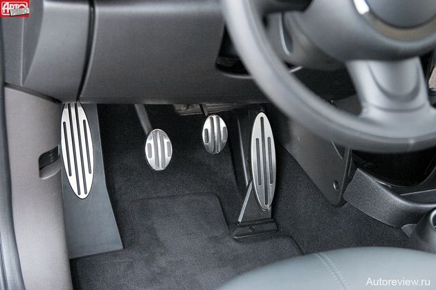 Накладки на педалях — и те в стиле Mini