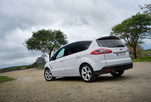 Агрессивный бампер, спойлер, большие колеса и два патрубка выхлопной системы - даже в "базе" бензиновый S-MAX выглядит очень спортивно