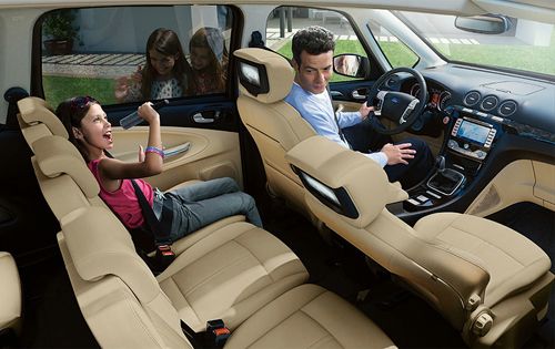 Среди новых опций - кнопка, позволяющая с водительского места заблокировать только задние двери и задние стеклоподъемники: для безопасности детей. Кроме того, на новых минивэнах появился электронный ограничитель скорости, настраиваемый через меню борткомпьютера