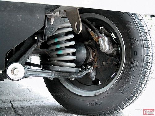 Радиус разворота уменьшен на 0,6 метра. Новые, более длинноходные амортизаторы — примерно как у Шеви-Нивы
