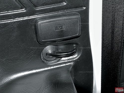 Дверь багажника по-прежнему открывается ручкой на боковине салона &mdash; на разработку нового замка деньги решили не тратить. Фото Степана Шумахера и Никиты Гудкова с сайта 