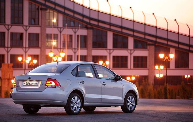 "Поло" седан в длину на 414 миллиметров больше хэтчбека (его длина составляет 4384 миллиметра). В результате, эта модель не только лишилась статуса малолитражки, но и приблизилась к границе, которая отделяет гольф-класс от семейных седанов