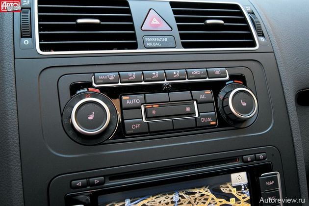 Неудобство нового «всефольксвагеновского» климат-контроля в компактвэне отчасти компенсируется его установкой вверху панели