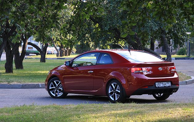 Внимательно изучив технические характеристики и комплектации корейского купе, мы выяснили, что двухдверная модификация в топовой комплектации Prestige получила "эксклюзивный" люк - на седан он не устанавливается ни за какие деньги. Кроме того, при объеме 358 литров багажник купе на четыре литра больше, чем у четырехдверного Cerato, и что двухдверная модификация на 20 килограммов легче седана