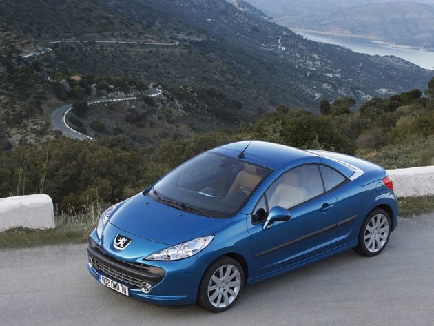 Среди массовых моделей конкуренцию "Купу" на российском рынке могли бы составить купе-кабриолеты. Но они дороже, что объяснимо, учитывая сложность их конструкции. Цены на Peugeout 207 СС со 120-сильным двигателем объемом 1,6 литра и пятиступенчатой механической коробкой передач, к примеру, начинаются от 862 тысяч рублей. Фото Peugeot
