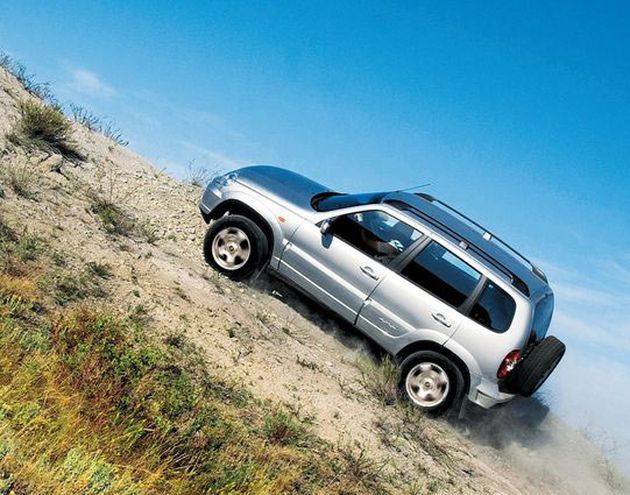 Фотохудожники АвтоВАЗа могли бы не напрягаться — с включенной пониженной передачей Ниве действительно доступны такие подъемы