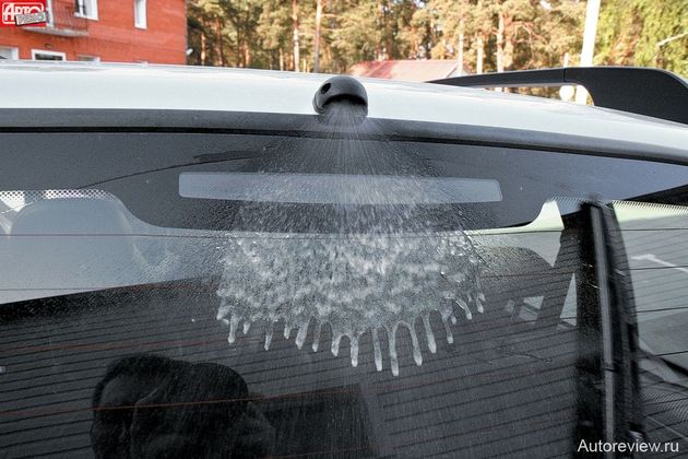 В июне появится новая форсунка омывателя заднего стекла, которая не только эффективнее, но и крепче — старую легко было выдернуть, счищая снег или протирая автомобиль 