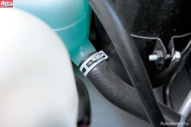 Самозатягивающиеся подпружиненные хомуты производства чешской фирмы Mobea компенсируют усадку шлангов системы охлаждения