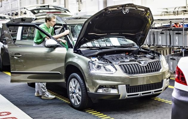 Сборка Skoda Yeti на заводе в городе Квасины, где работает более 4 500 человек. 
