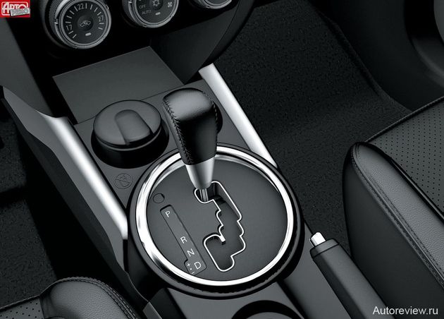 На леворульных машинах прорезь селектора вариатора с сектором ручного переключения «передач» развернута к водителю, а вот «ручник» так и остался справа, что уже стало фамильной чертой Mitsubishi