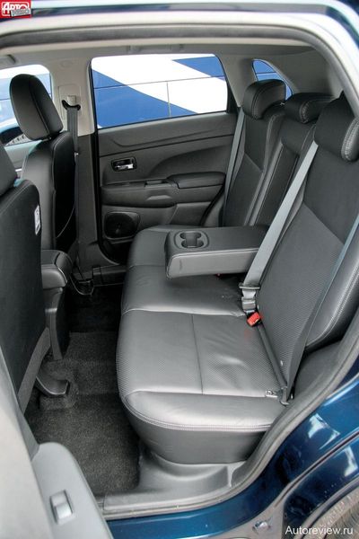 Несмотря на высокий порог и заниженный дверной проем, садиться назад легко. Жаль, пространства над головой немного: от подушки до потолка — 860 мм против 895 мм в Аутлендере. Втроем сзади тесновато (еще и центральный тоннель мешает), но вдвоем вольготно — тем более что под высоко расположенными передними креслами места столько, что сзади можно сидеть хоть в валенках