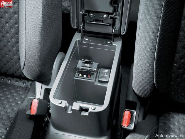 В боксе между передними сиденьями — 12-вольтовая розетка и гнездо для подключения внешнего источника звукового сигнала