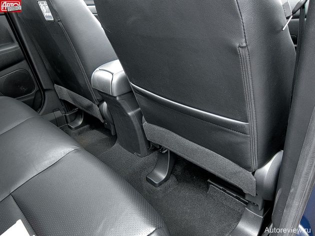 Задние сиденья не двигаются вперед-назад как в Аутлендере, а пространства для ног столько, что при моем росте 185 см я сажусь «сам за собой» без запаса: колени касаются спинки переднего кресла