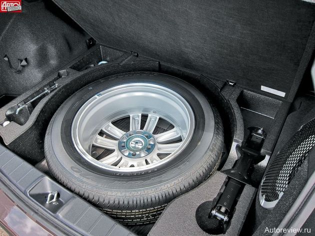 На российских машинах пол багажника расположен вровень с кромкой дверного проема (а не ниже, как на версиях для Европы), поскольку в подполье лежит полноразмерная запаска. По этой же причине при складывании заднего сиденья образуется «обратная ступенька»: спинка сиденья оказывается ниже пола багажника