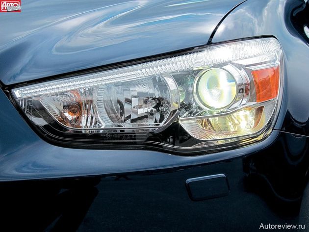 Передние крылья — пластмассовые. Они вдвое легче стальных (каждое весит всего 1,5 кг) и дешевле в производстве. 