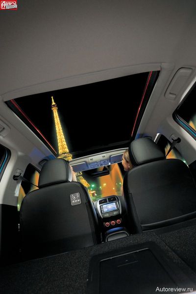 Одна из самых дорогих опций — панорамная стеклянная крыша. Идея уже знакома по Кашкаю, а вот романтичная оранжевая подсветка — изобретение дизайнеров Mitsubishi