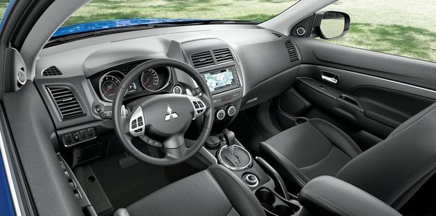 Руль регулируется и по углу наклона, и по вылету, но в небольших пределах: ход в обоих направлениях — 40 мм. На машинах с вариатором есть удобные подрулевые клавиши для переключения «виртуальных» передач