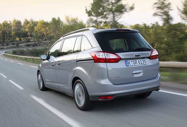 В России Grand C-MAX будет доступен с тремя бензиновыми моторами 1.6: атмосферным, мощностью 125 лошадиных сил, и двумя турбированными двигателями серии EcoBoost мощностью 150 и 180 лошадиных сил. Базовый мотор получит пятиступенчатую "механику", а турбоагрегаты - новую, шестиступенчатую. Она на 30 процентов легче "пятиступки", и переваривает больший крутящий момент. Однако на презентации бензиновых машин не было... Преселективный "робот" PowerShift с двумя сцеплениями можно будет заказать только с двухлитровым дизелем мощностью 140 лошадиных сил. Для бензиновых модификаций автоматическая трансмиссия пока не предусмотрена