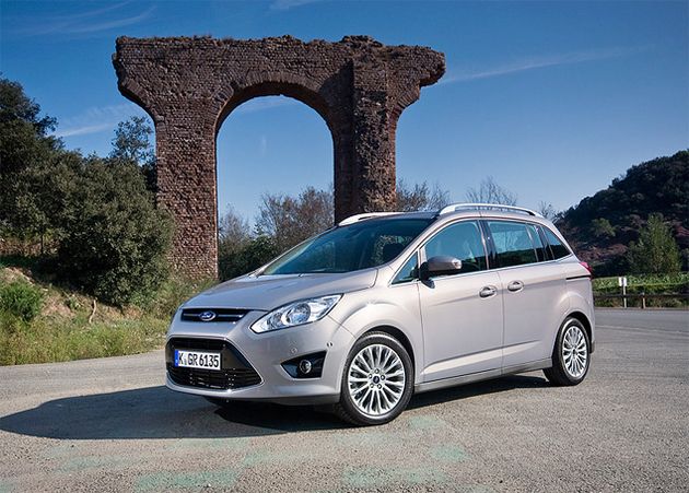 Внешность Ford Grand C-MAX безусловно удалась - это один из самых красивых и динамичных автомобилей в классе. Его кузов очень графичен! Посмотрите, как здорово играют на солнце выштамповки на кузове и четко очерченные колесные арки