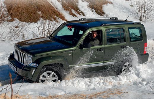 У  Jeep Cherokee можно снять «юбку» переднего бампера, и тогда угол въезда возрастет до 36 градусов