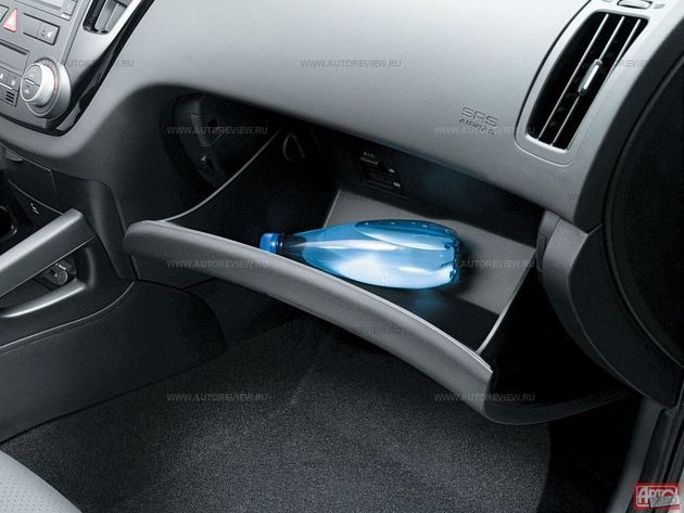 Объем бардачка увеличился с 5,5 до 6,5 литра, а пользоваться им стало удобнее: клавиша открывания переехала с края к середине крышки