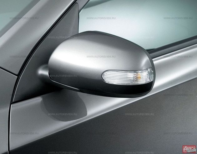 Крупные зеркала обрели более прямоугольную форму, а на топ-версиях — еще и повторители указателей поворота