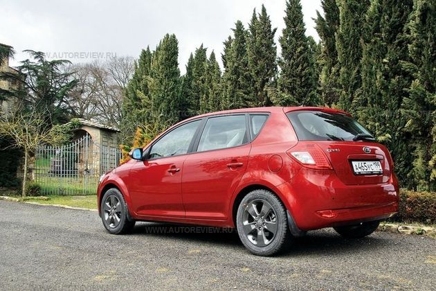 Модные фонари за счет нового рассеивателя создают иллюзию «светодиодности», хотя на самом деле в них стоят обычные лампы накаливания. Из видимых изменений у хэтчбека еще и новые легкосплавные колеса с увеличенной на полдюйма шириной обода