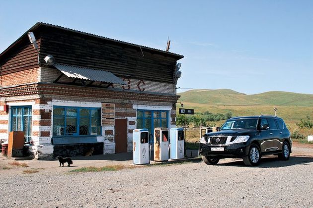 Пока я фотографировал Patrol, из домика вышла женщина и, улыбаясь, предложила купить заправку. Всего за двести тысяч рублей