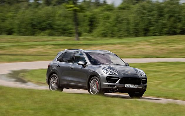 После модернизации атмосферный V-образный восьмицилиндровый двигатель объемом 4,8 литра, который устанавливается на Cayenne S, прибавил в мощности 15 лошадиных сил. Этого удалось добиться благодаря новой системе впуска с увеличенной дроссельной заслонкой и новой электронике системы управления мотором.  У двигателя с двойным турбонаддувом, который устанавливается на версию Turbo, мощность не изменилась. Зато, как утверждают в "Порше", он стал экономичнее на 23 процента и выбрасывает на 25 процентов меньше углекислого газа в атмосферу по сравнению с двигателем, устанавливающимся на второе поколение