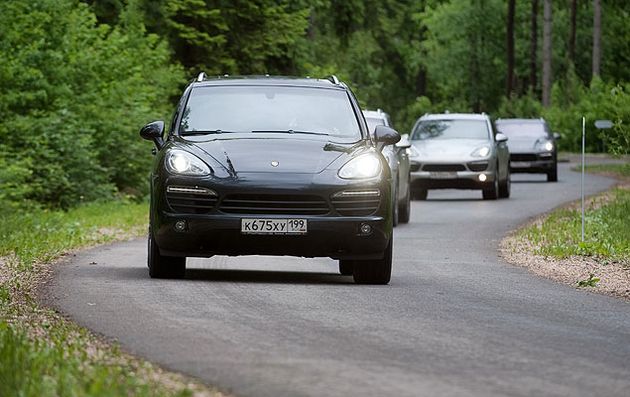Колонна новых "Кайенов" чувствует себя на дорогах Подмосковья как дома