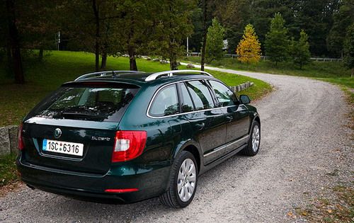 Хэтчбек &quot;Суперб&quot; поставляется в Россию только с бензиновыми двигателями. Зато универсалы, возможно, будут возить и с дизельными моторами. По крайней мере в &quot;Шкоде&quot; утверждают, что сейчас этот вопрос как раз решается