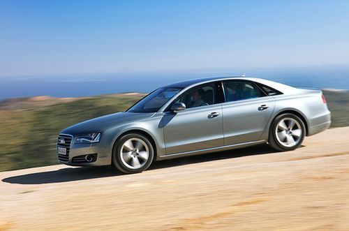 Адаптивная пневмоподвеска Audi A8 автоматически опускает кузов седана на 10 миллиметров при достижении скорости 120 километров в час. В режиме шасси "dynamic" кузов опускается еще на 10 миллиметров, уменьшая дорожный просвет со 125 до 105 миллиметров. Однако для проезда по неровностям кузов можно поднять до 150 миллиметров, задействовав режим Lift