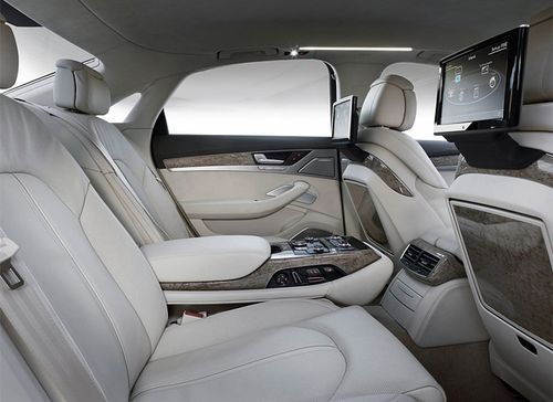 В дорогих версиях задние сиденья имеют собственные регулировки с сервоприводами, а в качестве опции можно заказать индивидуальные дисплеи для задних пассажиров с собственным модулем MMI. Удлиненная "восьмерка" появится позднее