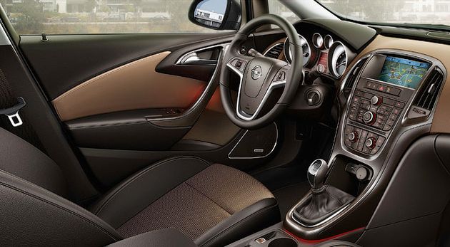 За рулем универсала удобно. В меру плотные передние кресла с хорошей боковой поддержкой имеют ортопедический сертификат из немецкой ассоциации Aktion Gesunder Rcken. К тому уже, у них большой диапазон регулировок - по высоте сиденье двигается на 6,5 сантиметров, а в продольном направлении - на 28 сантиметров