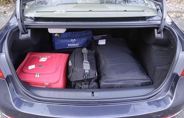 У Renault Latitude не самый большой багажник в классе - всего 477 литров (например, у Toyota Camry - 535 литров). Но, зато, им удобно пользоваться - широкий проем, небольшая погрузочная высота. Картину портит только сильно выступающий задний бампер