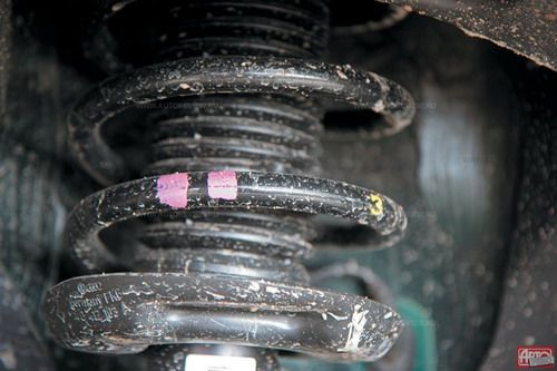 ...вместо двух у бензинового означают большую жесткость и существенно худший комфорт. Если присмотреться к клейму на опорной чашке, то можно заметить, что стойки сделаны не в Чехии, а в Германии. Фото Юрия Ветрова с сайта 