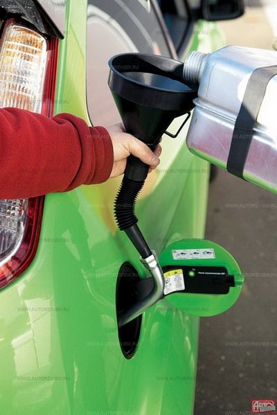 Если в горячке трек-дня в «эрэсе» кончится бензин, то отжать клапан горловины бензобака, лишенной традиционной пробки, и залить топливо из канистры можно с помощью пустотелого баллонного ключа