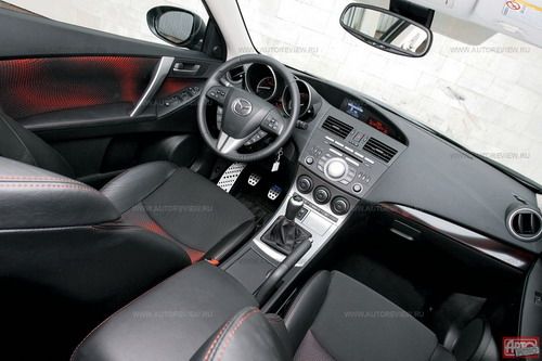 Как и прежде, единственные отличия салона MPS — сиденья и металлические накладки на педали